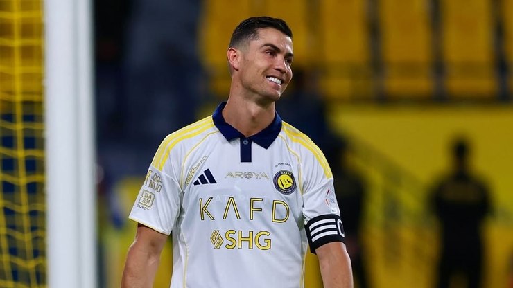 Dirigente%20do%20Al-Nassr%20quebra%20sil%C3%AAncio%20sobre%20Cristiano%20Ronaldo