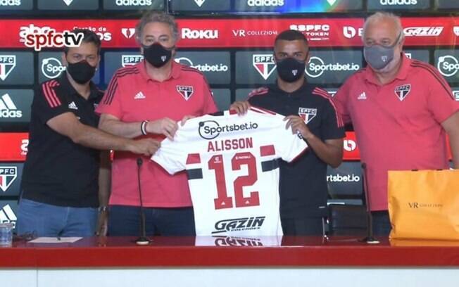 Alisson é apresentado e vestirá a camisa 12 do São Paulo: 'Vim para somar'