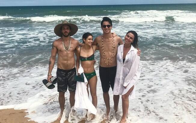 Chay Suede posa com o elenco de 'Segundo Sol' na praia. Novela se encerra nessa sexta-feria (09)