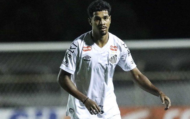 Cuca considera experiência antes de definir a dupla de defensores