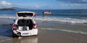 VÍDEO: motorista foge da PRF e avança sobre o mar em SC