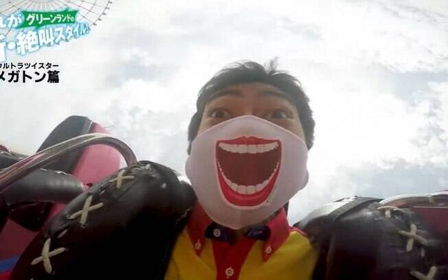 Parque no Japão usa adesivo em máscaras