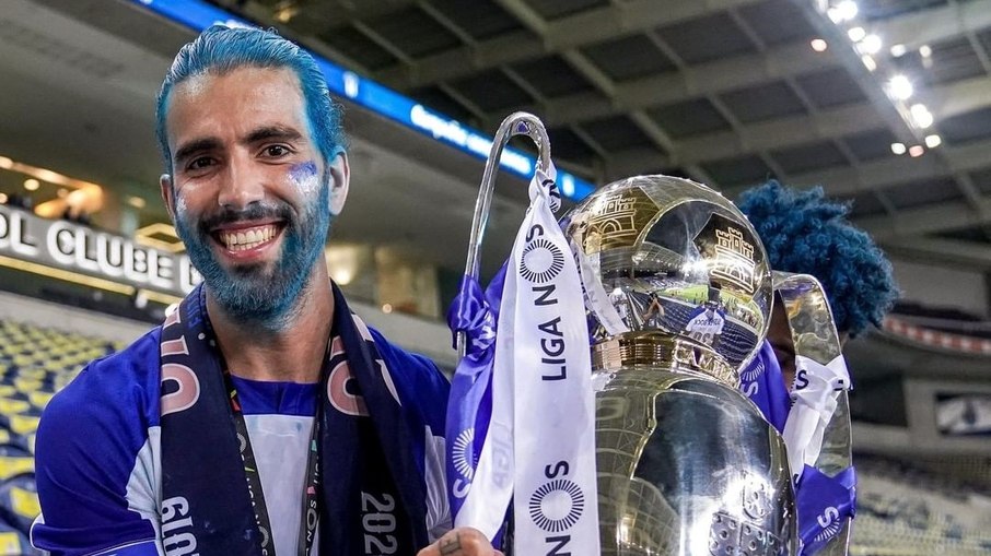Sérgio Oliveira celebrando o título do Campeonato Português pelo Porto Sérgio Oliveira celebrando o título do Campeonato Português pelo Porto