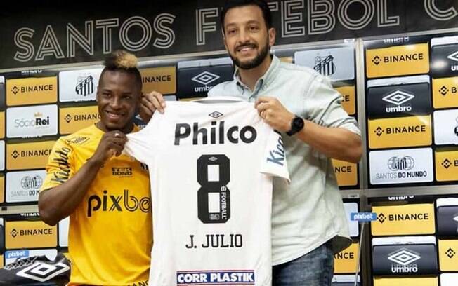 Jhojan Julio é apresentado com a camisa 8 do Santos