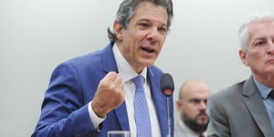 Após "vácuo", Haddad espera ligação de Motta para definir IOF