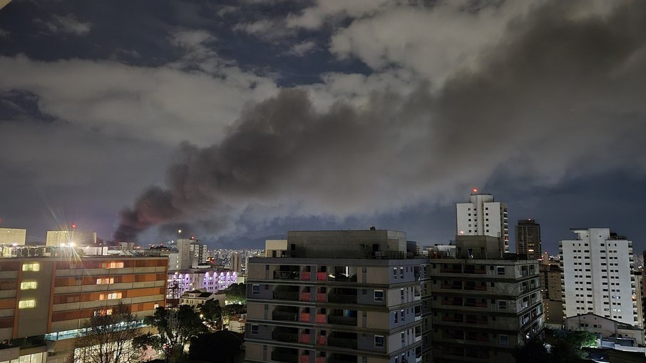Incêndio atinge galpão de fábrica na Lapa e espalha fumaça por SP Incêndio atinge galpão de fábrica na Lapa e espalha fumaça por SP