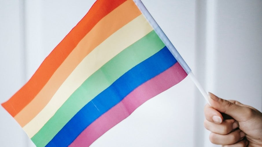 O Brasil está acima da média global em relação a discriminação LGBTQIAP+, segundo relatório da Ipsos