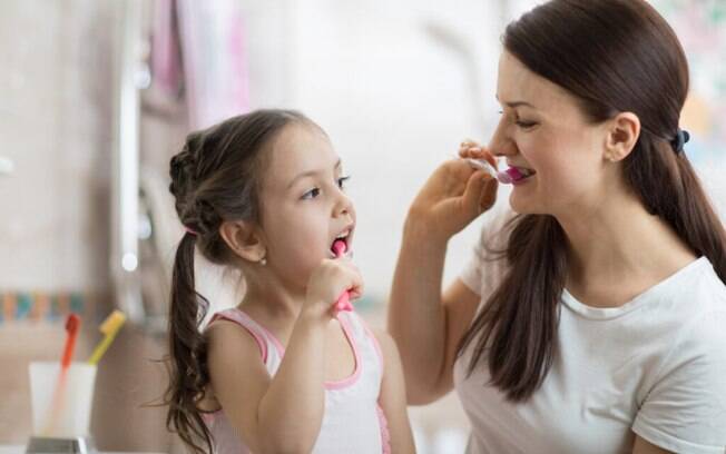 Entenda a importância de incentivar as crianças a escovar os dentes
