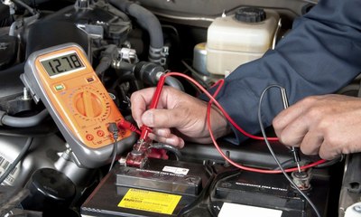 Posso fazer revisão na bateria do carro em casa? Perito dá a resposta