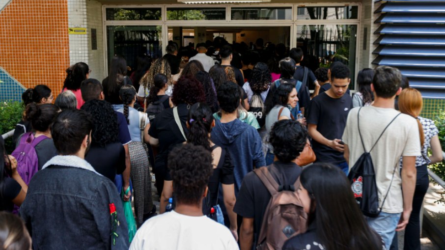 Estudantes e pais na Universidade Paulista no bairro do Paraiso 