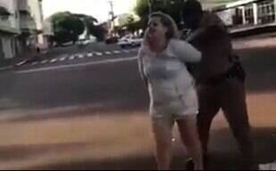 Mulher que se diz juíza é presa em flagrante ao ofender policial no Paraná