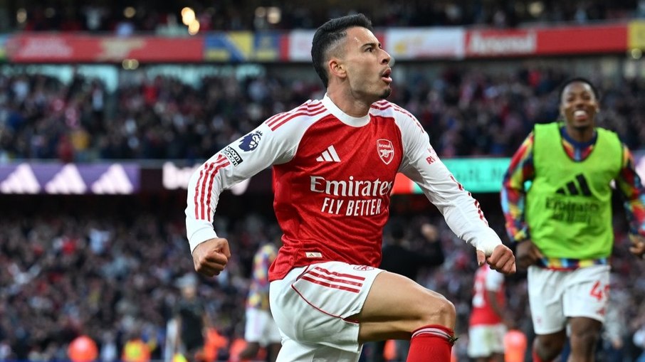 Sem grandes estrelas na ponta-esquerda, Arsenal faz grande temporada Sem grandes estrelas na ponta-esquerda, Arsenal faz grande temporada