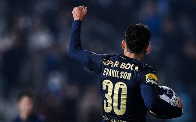 Evanilson anota hat-trick e Porto goleia o Belenenses em Portugal