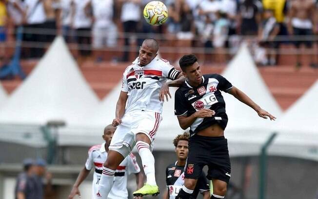 Jogadores de São Paulo e Vasco disputam bola no alto durante final da Copinha