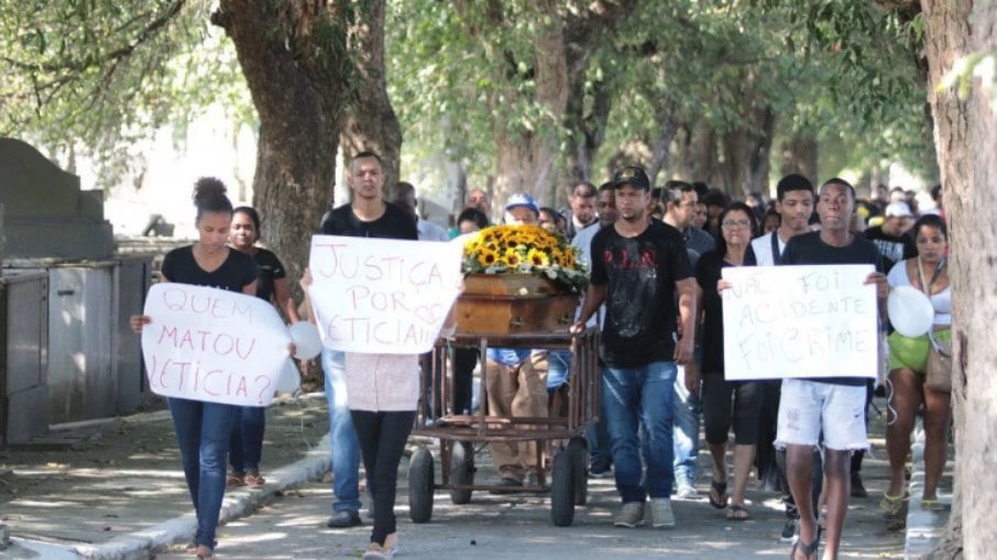 Amigos e familiares se manifestam durante enterro de Letícia Sales