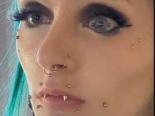 Mulher choca web ao mostrar piercing no olho