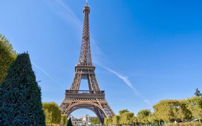 As críticas a Torre Eiffel são relacionadas às filas, assim como em diversas outras maravilhas do mundo