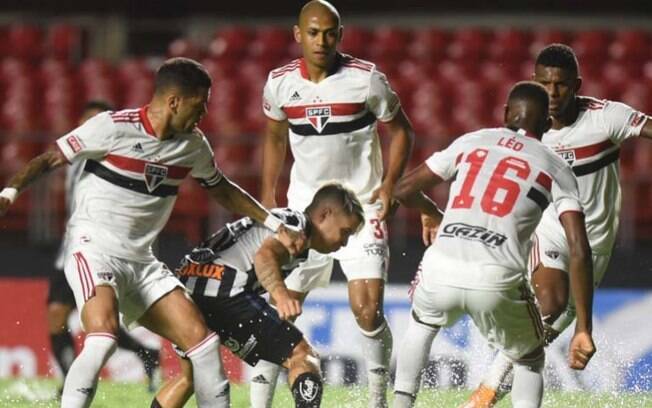 Pablo marca de cobertura, e São Paulo goleia o Santos no Morumbi