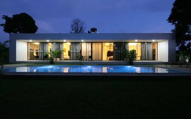 Com um design luxuoso, a casa é uma opção maravilhosa para quem quer conforto próximo a praia.