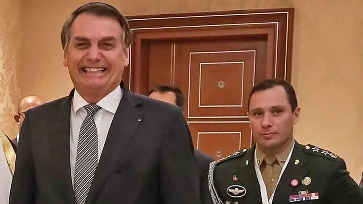 Mauro Cid ao lado de Bolsonaro