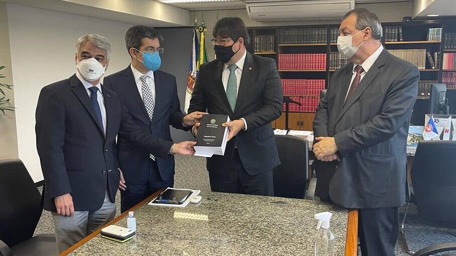 Senadores Humberto Costa, Randolfe Rodrigues e Omar Aziz entregam relatório no MP-RJ