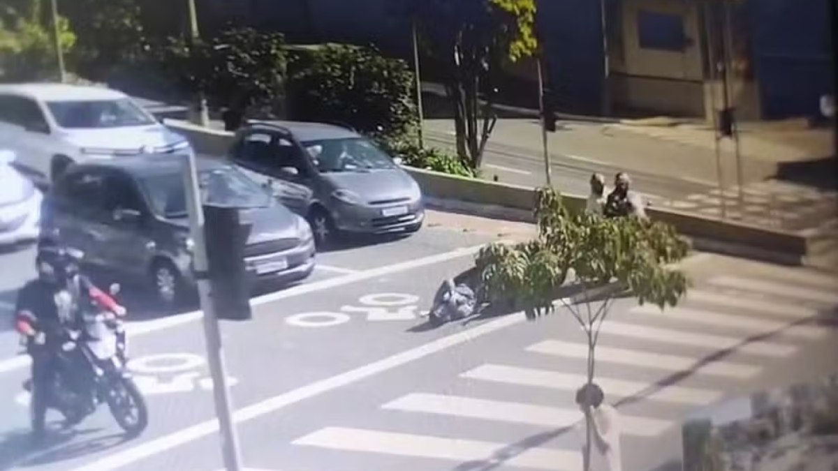Câmera de segurança mostra momento em que policial foi baleado na Grande SP Câmera de segurança mostra momento em que policial foi baleado na Grande SP