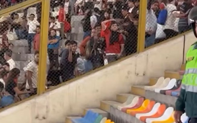 Torcedores do Universitario fazem gestos racistas aos torcedores do Botafogo