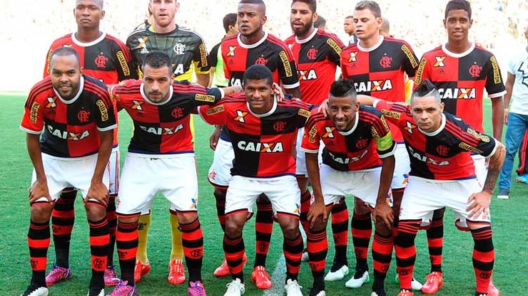 Ex-Flamengo expõe vida financeira e compara a salários mínimos