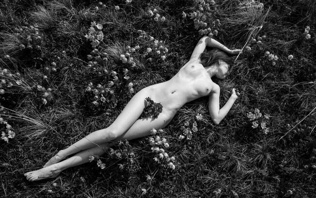 O artista mescla natureza com o corpo nu das mulheres