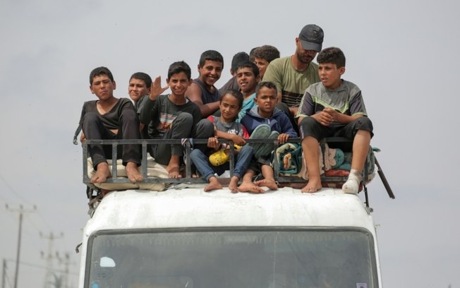 Palestinos que fogem de Rafah, no sul de Gaza, chegam a Khan Yunis, mais ao norte, em 28 de maio de 2024