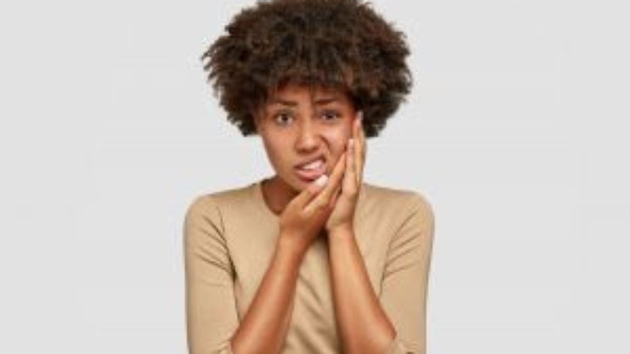 Cinco sinais de mastigação errada: dentista alerta como identificar e corrigir o problema