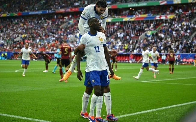 Randal Kolo Muani (C) comemora com os companheiros após marcar o gol da vitória da França sobre a Bélgica por 1 a 0 nesta segunda-feira, pelas oitavas de final da Eurocopa