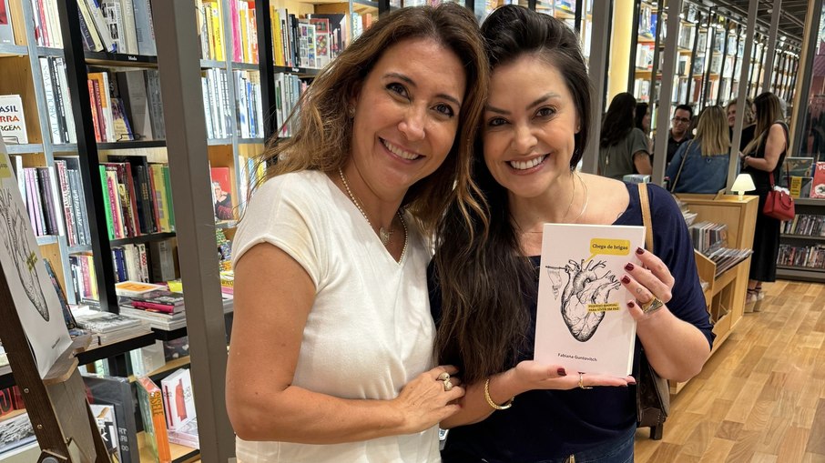 A escritora e psicanalista Fabiana Guntovitch e a atriz Renata Brás