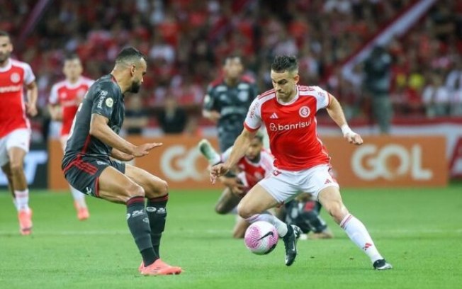 Jogadores de Inter e Flamengo em disputa de bola no Beira-Rio