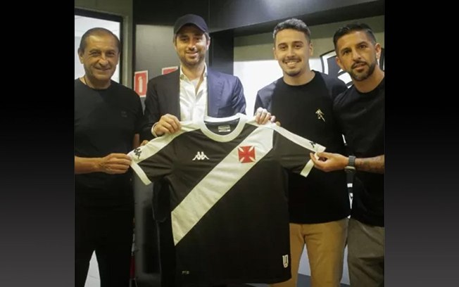 Díaz, Josh, Rodrigo Dinamite e Emiliano com a nova camisa do Vasco, em homenagem ao ídolo 