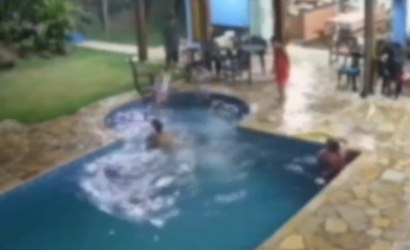 Vídeo mostra quando noiva que morreu cai na piscina