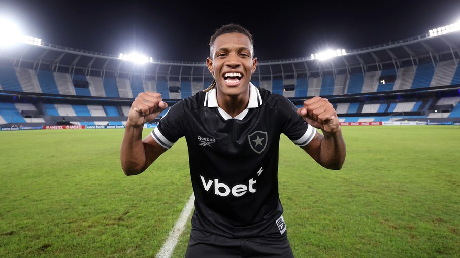 Danilo comemora vitória do Botafogo contra o Racing