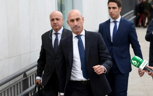 (Arquivo) O ex-presidente da Real Federação Espanhola de Futebol (RFEF), Luis Rubiales, deixa o tribunal em Madri em 29 de abril de 2024