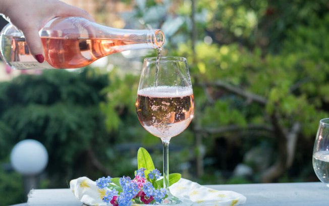 Veja os 3 vinhos mais indicados para o verão