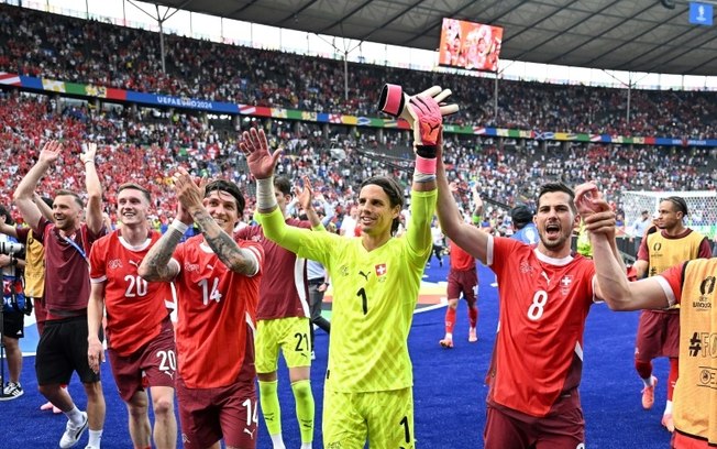Jogadores da Suíça comemoram após derrotar a Itália e avançar às quartas de final da Eurocopa, em Berlim, em 29 de junho de 2024