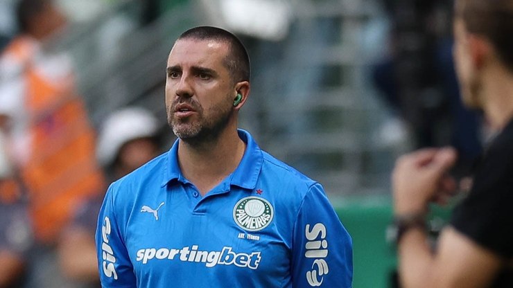 Auxiliar%20do%20Palmeiras%20critica%20arbitragem
