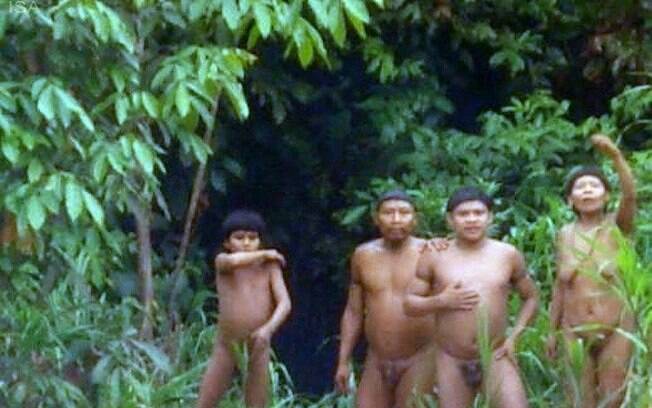 Registro mostra momento em que indígenas isolados às margens do rio Ituí, no Vale do Javari, no Amazonas, resolveram fazer contato