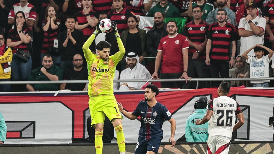 Russo é herói, PSG bate Flamengo nos pênaltis e é campeão mundial