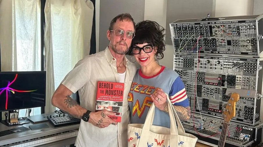 Jillian Shriner é esposa do baixista Scott Shriner, do Weezer. Jillian Shriner é esposa do baixista Scott Shriner, do Weezer.