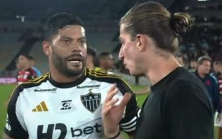 Dublador flagra reclamação de Hulk sobre joia do Flamengo