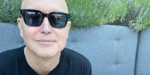"O bobo do câncer", diz baixista da Blink 182 ao aparecer careca