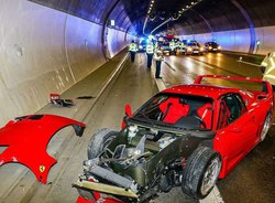 Vendedor bate Ferrari F40 e causa prejuízo astronômico; veja as fotos