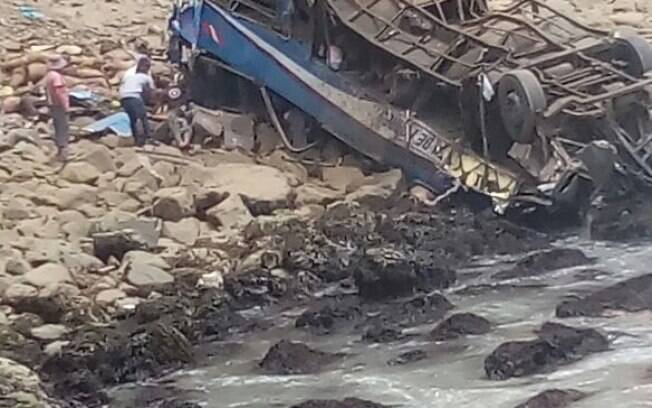 Polícia peruana informou que agentes estão no local do acidente de ônibus realizando o resgate das vítimas