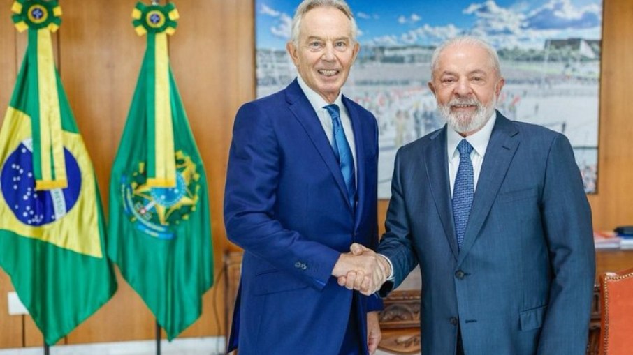 Tony Blair (esq) aperta a mão do presidente Lula (dir)