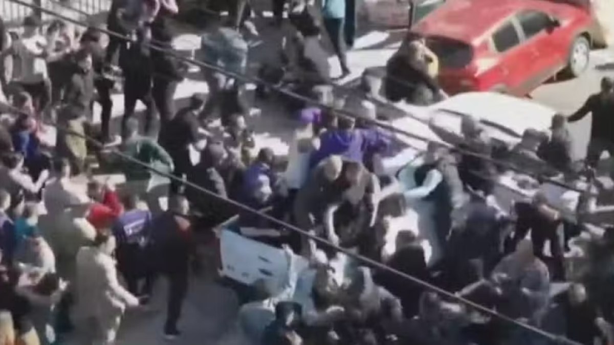 Vídeo: Milei é atacado a pedradas e deixa carreata às pressas